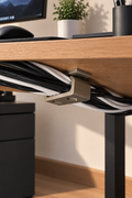Organisateur de câbles sous un bureau